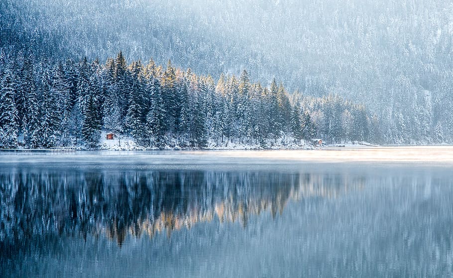 Χιονοπτώσεις και παγετός σε δρόμο με οδηγίες ασφαλούς μετακίνησης