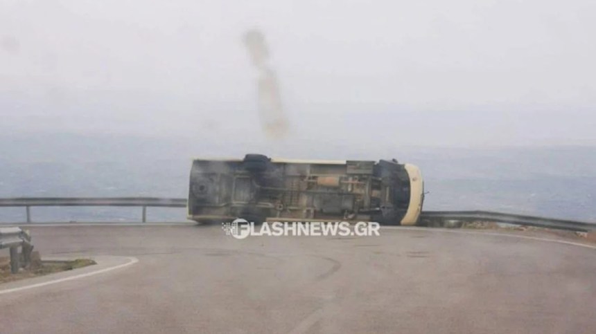 Αναποδογυρισμένο λεωφορείο σε ορεινό δρόμο της Κρήτης μετά από ισχυρούς ανέμους