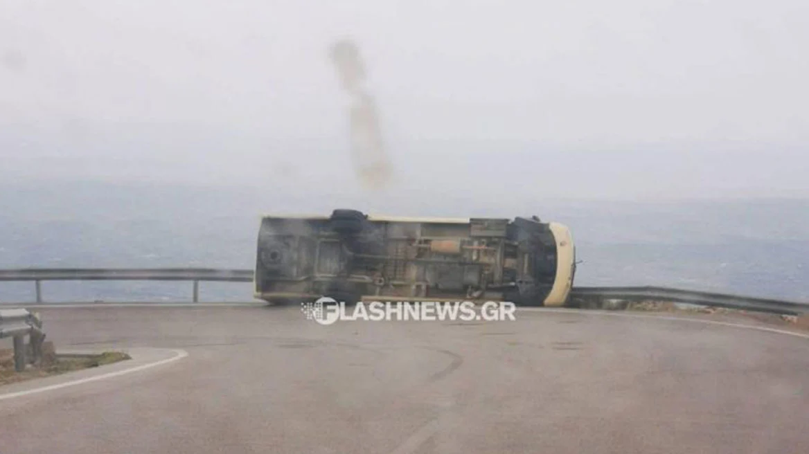 Αναποδογυρισμένο λεωφορείο σε ορεινό δρόμο της Κρήτης μετά από ισχυρούς ανέμους